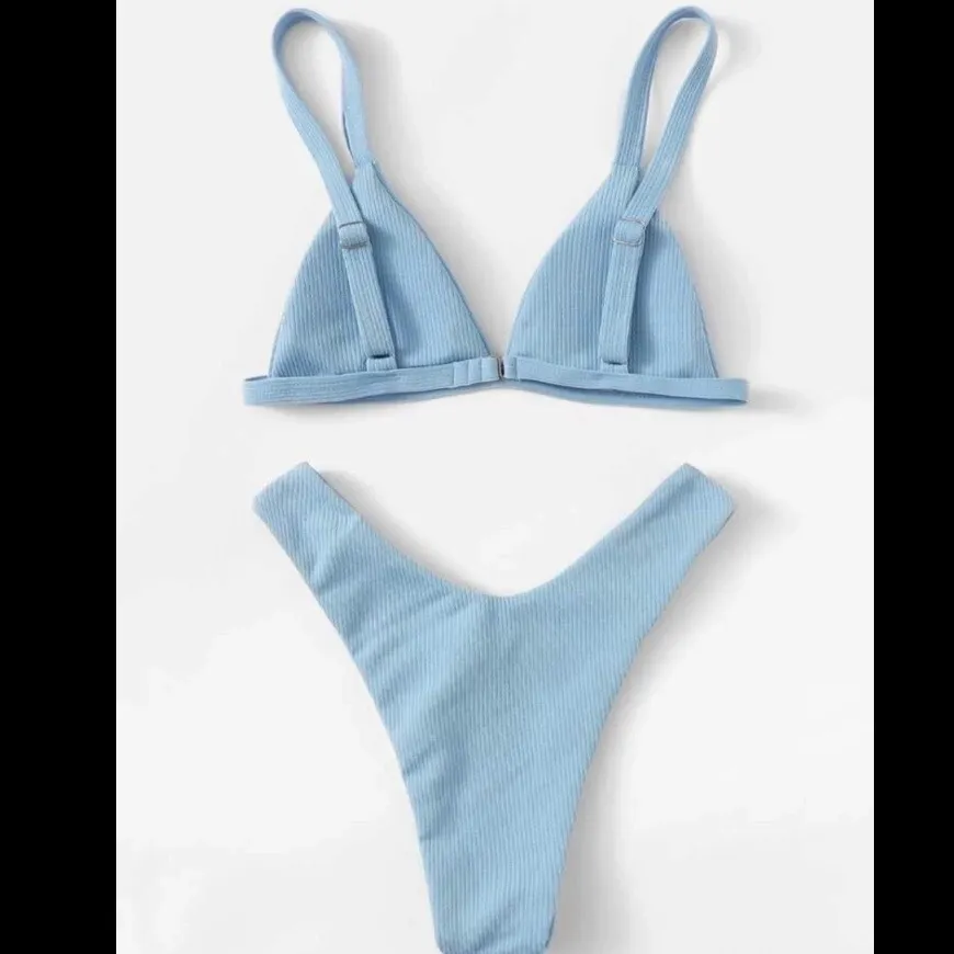 Helt NY & OANVÄND ljusblå bikini från SHEIN💙 Skitsnygg ljusblå bikini som passar perfekt till sommaren med superfin passform. Endast testad men köpte fel storlek varav jag säljer den🤩 (köparen står för frakt). Toppar.