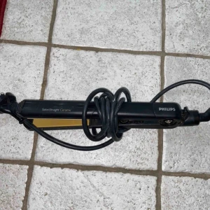  - Plattång från Philips, sjukt bra bränner inte håret säljer för att jag fick en ny och behöver inte två stycken.