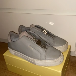 Axel Arigato skor - Säljer mina snygga Axel Arigato skor modell clean 90 zip, i storlek 40. Säljer pga ingen användning av dom. Lite slitna på ovansidan, annars bra skick! Köparen står för frakt. Nypris: 1800kr