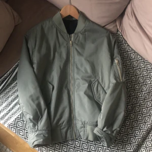 Bomberjacka Filippa K - Använt skick men fin och hel. Från Filippa K. Frakt ingår.