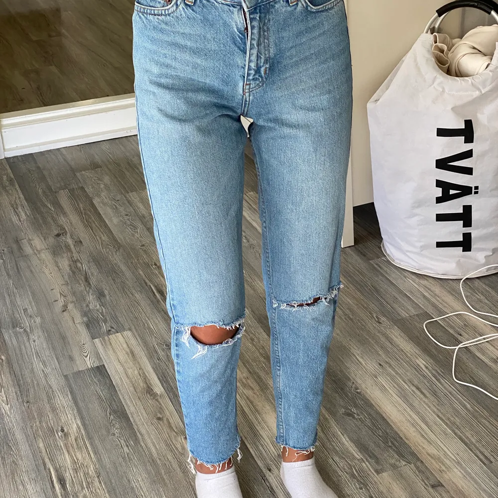 jeans från junkyard aldrig använda endast testade, storlek 24 som en xxs/xs | jag är 165 och dom passar bra i längden på mig | 100kr +frakt . Jeans & Byxor.