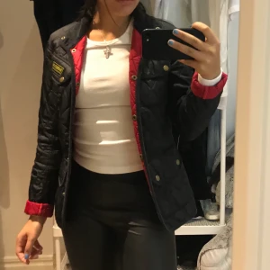 Barbour jacka - Säljer min barbourjacka som endast använts ett fåtal gånger. Jackan är i storlek XS men fungerar även som S. Vid snabb affär kan priset diskuteras! Köparen står för frakt! Nypris 2 500:-
