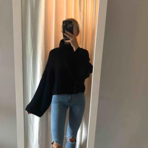  - Stickad tröja med polokrage från BikBok. Storlek XS Svår att visa på bild men tröjan var vida armar. 150kr inkl frakt 