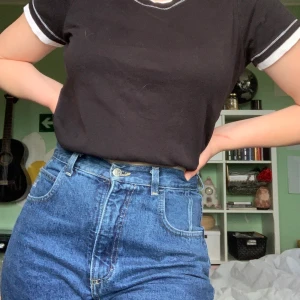 Svart t-shirt med vita detaljer  - Cool svart t-shirt med vita detaljer från second hand! Säljer eftersom jag aldrig använt den!! Står ingen storlek men skulle säga M✨🍭🌸 frakt tillkommer!!