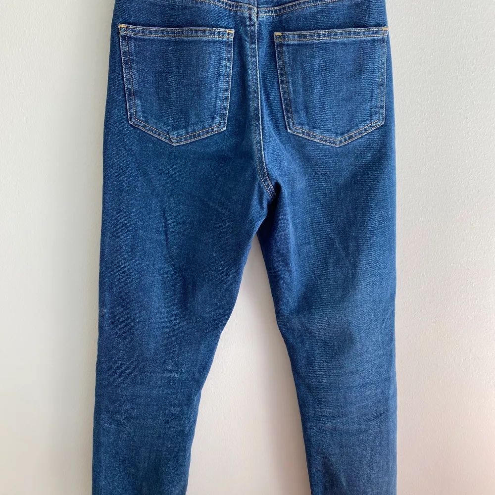 Mörkblåa slim mom jeans med hög midja i modellen farleigh från ASOS i strl 24/30. Ankellång modell. Använda några gånger men i fint skick. Kan mötas upp i Malmö, annars kostar frakten 63kr. Jeans & Byxor.