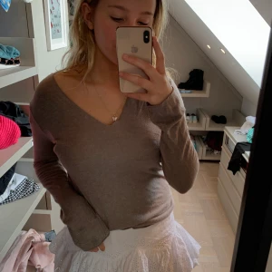 Beige långärmad tröja - Säljer denna fina tröja från zara super skönt material och aldrig använd. Önska att jag fick mer användning för denna. 