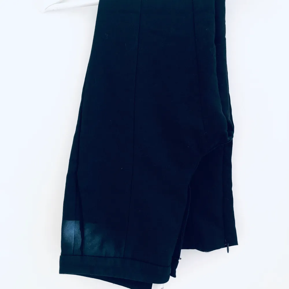 ▫️Svart kostymbyxa från Selected femme  ▫️Slimfit, Middle Rise, slits med dragkedja vid ankeln  ▫️Storlek: Small ▫️Material: 59% Bomull 38% polyester 3% elastan  ▫️Använda fåtal gånger ▫️Frakt 66 kr . Jeans & Byxor.