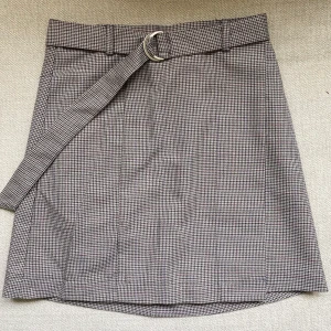 Rutig kjol - Skitsnygg rutig minikjol med fickor och tillhörande skärp. Använd en gång. Inklusive frakt🥰