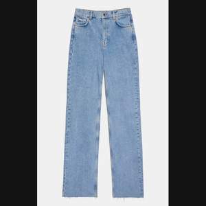 Populära vida jeans från Zara i strl 44. Helt oanvända, prislapparna är kvar. Säljs pågrund av att jag köpte ett annat par identiska jeans!  Köparen står för frakten