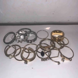  - 23 stycken jättefina ringar i både silver och guld, aldrig använda🥰🥰 Köparen står för frakt!!