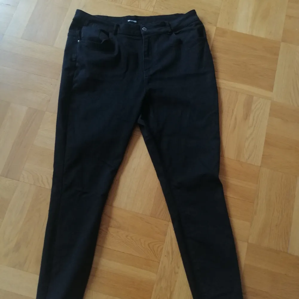 Köpt från Zalando, använt fåtal gånger pga av för stor storlek, DMa om du har frågor! Frakt ingår i priset 🌺. Jeans & Byxor.