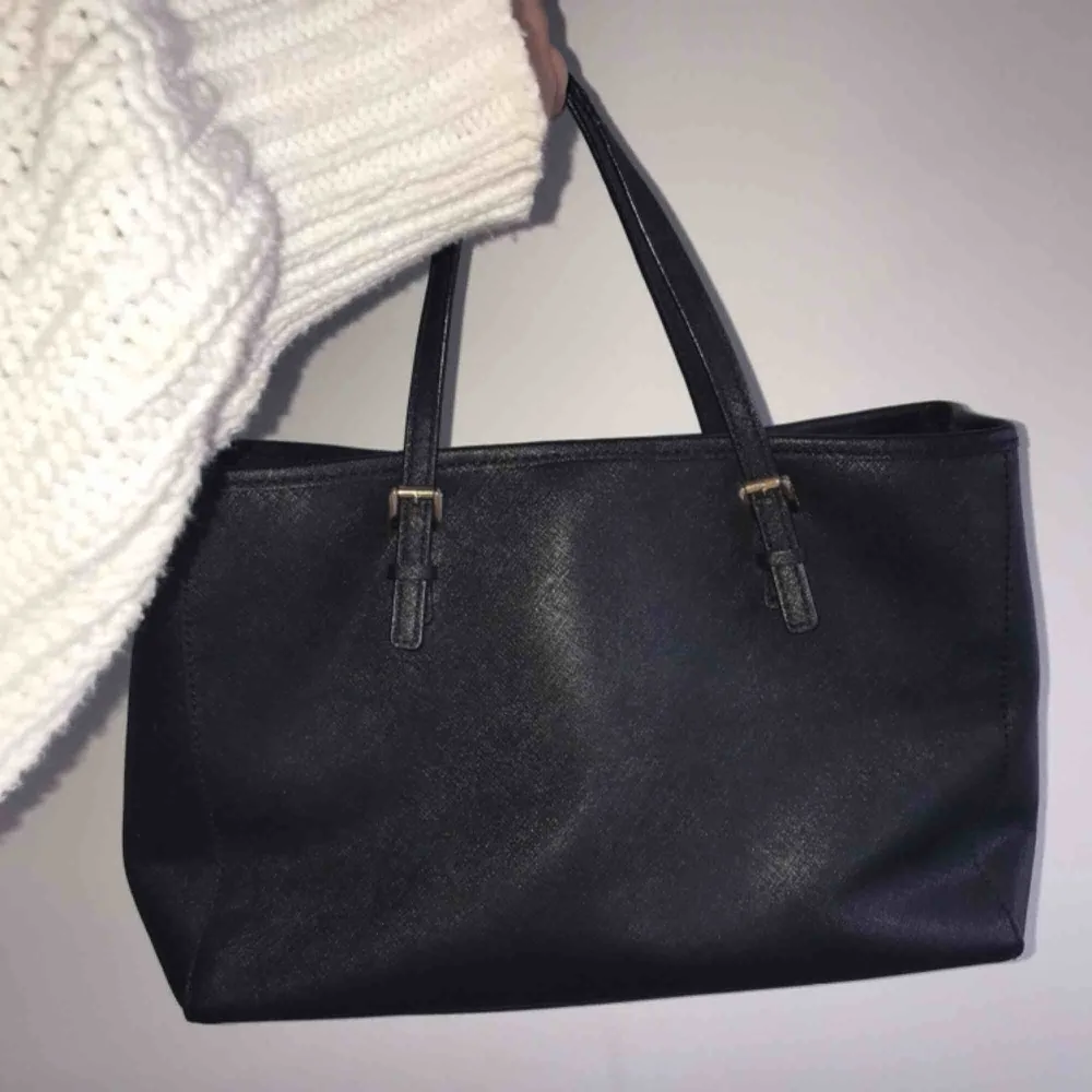 Michael Kors väska 💼  Buda i kommentarerna 💘. Accessoarer.