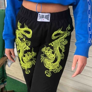  - Asballa ”mjukisbyxor” som går att klä upp och ner! Knappt använda då de är lite för korta för mig som 177cm, så de är i perfekt skick! Köparen står för frakt! 🐍💚