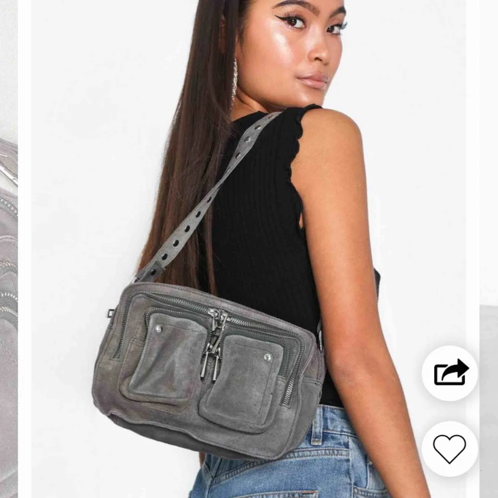 Grå nunoo väska i modellen Ellie köpt för 1400 kr. Ej i nyskick, men inga fläckar osv. Säljer pga använder ej längre.🦋. Väskor.