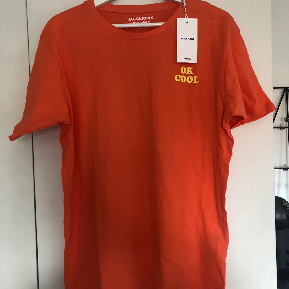 Oanvänd orange T-shirt från jack&jones. Lappen finns kvar. T-shirts.