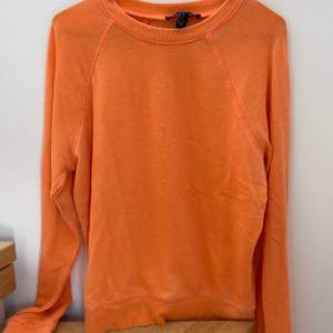 Skön orange tröja från Forever 21 i strl S. Ganska tunn i materialet. Är liiiite mer åt det ljusa hållet i färgen som på bild 3. Använd ett par gånger men i fint skick! Kan mötas upp i Malmö annars kostar frakten 55 kr.