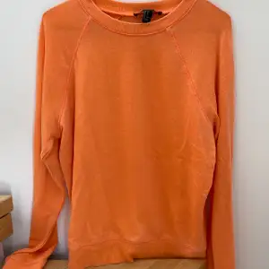 Skön orange tröja från Forever 21 i strl S. Ganska tunn i materialet. Är liiiite mer åt det ljusa hållet i färgen som på bild 3. Använd ett par gånger men i fint skick! Kan mötas upp i Malmö annars kostar frakten 55 kr.