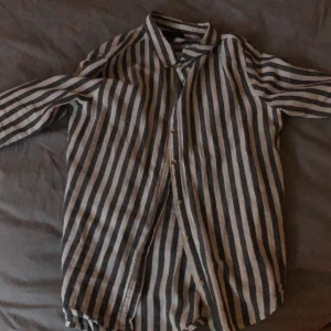 Randig skjorta  - Säljer en jättefin vintage svartvitrandig skjorta! Köpt på en vintagebutiker för 150 kr! Fint skick säljer pga av att den är för liten för mig! Möts upp i Nacka/Sthlm eller fraktar (köparen står för frakt)