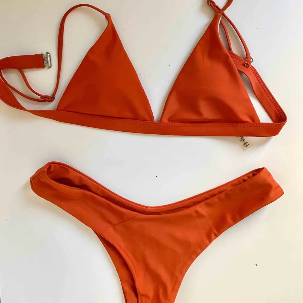 En fin bikini från ZAFUL i en cool roströd färg. Den är i storleken m men passar mig som är s.  Den sparsamt använd så därför också i bra kvalite. 🥰🥰 . Övrigt.