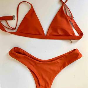 En fin bikini från ZAFUL i en cool roströd färg. Den är i storleken m men passar mig som är s.  Den sparsamt använd så därför också i bra kvalite. 🥰🥰 