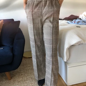 Kostymbyxor från H&M - Aldrig använda kostymbyxor i mjukt material från H&M consious collection. Storlek 38. Hämtas i Malmö/Lund annars tillkommer frakt. 