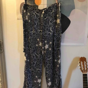  - Superfina byxor!! Perfekta till sommaren!  Frakten ingår i priset 🌟