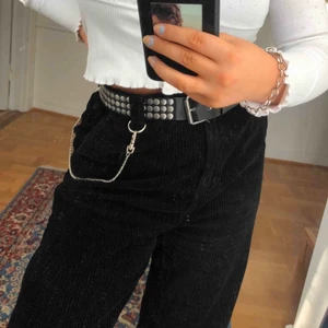 Vida machesterbyxor - Säljer nu mina vida Manchester byxor i perfekt skick. De är tyvärr lite för stora för mig och därför behlver jag tyvärr sälja dem. Byxorna är i stl S jag är 168 och de sitter bra i längden på mig men de är lite stora i midjan. 