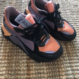 Puma sneakers - Frakt ingår 🎈 Ancända men fint skick, finns ett skrapmärken på sidan av vänster sko (se bild)