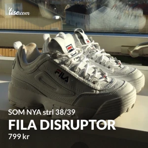 Fila Disruptor strl 38/39 Vita Sneakers - Strl 39, passar mig som har 38,5 fint! Använd 2 gånger, nyskick! Se bilder, här & där finns mörkare fläckar men det kommer snabbt vid användning av vita skor. Köpt på weekday i Oslo 1200.-  🌈Hämtas hos mig vid Lundby Gamla Kyrka. 💌 Frakt 70kr