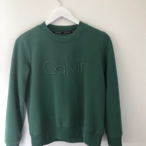 Calvin Klein sweatshirt - Säljer denna tröja då den inte kommer till användning. Antänt ett fåtal gånger och är som ny. Storlek xs. Nypris 1000 kr, mitt pris 350 kr. Kontakta mig för fler bilder. Sänkt pris till 250kr!
