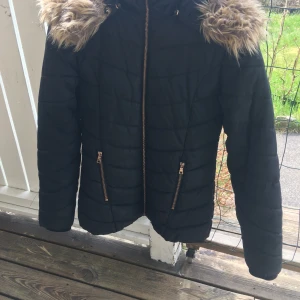 Jacka stl 152 - En fin jacka från Kappahl St 152 passar mig som har 160 ungefär men känner inte att det är min stil på jacka längre! Jätte bra skick Kan sänka priset men på luvan som Den lossnat lite så det sitter fast med en säkerhetsNål just nu men går att sy ihop igen