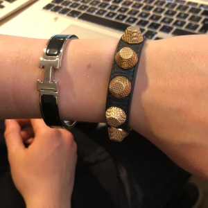 Balenciaga armband - Grått, guldiga studdar, trendigt, snyggt, knappt använt.