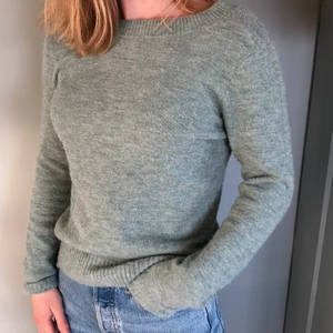 Massimo dutti, grön tröja - En fin grön tröja, öppen rygg, skön, snygg, trendig sommarfärg. Pris inkluderar ej frakt.