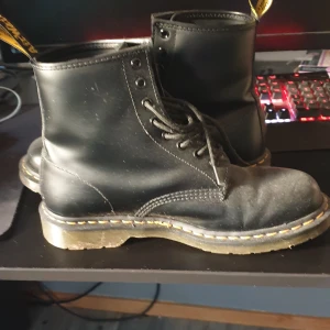 Doctor martens 1460 storlek 44 - Nästan oanvända Martens, säljer för att jag ej använder dem.