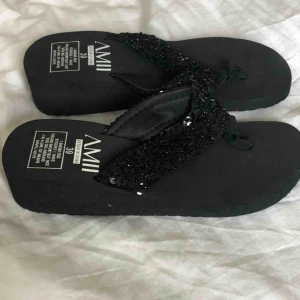  - Så fina platåsandaler som tyvärr är för små för mig. Tror de passar 37- en liten 39a! 