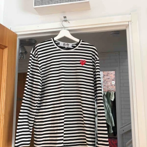  - Comme des garcon tröja i superbra skick, bara använd ett fåtal gånger. Storleken XL, köparen står för frakt!!