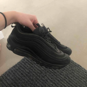  - säljer mina svarta airmax 97, använd en säsong men exakt som nya😍så snygga men tyvärr för små för mig! Nypris 1200, frakt tillkommer