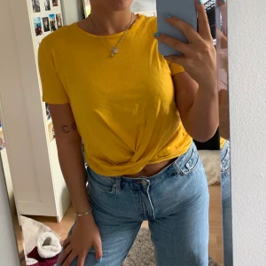 Gul crop top - Gul crop top från Zara. Knytning i fram som en fin detalj. Storlek M men rätt kort för att vara en M. 50kr + frakt, om inte möjlighet för att mötas finns! 