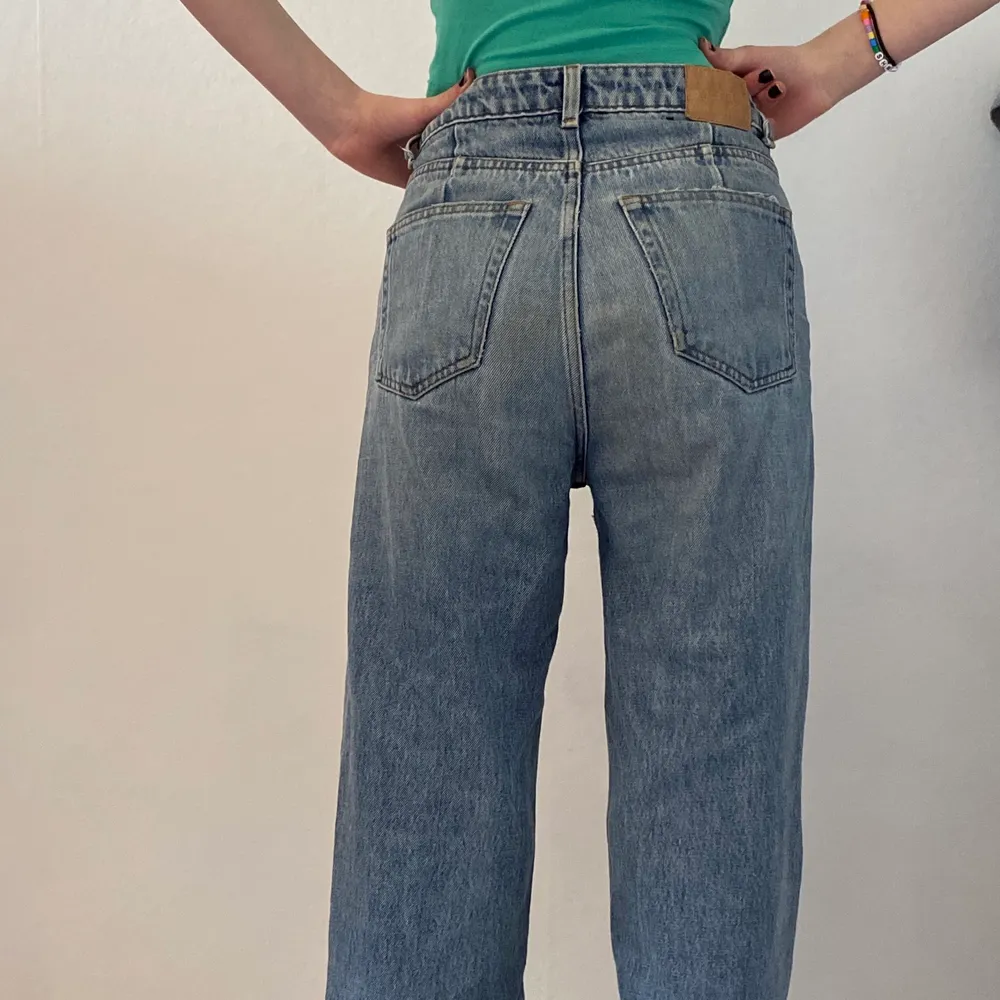 Jeans från weekday i modell ”Ace”! I mycket bra skick förutom en mycket svag fläck på ena bakfickan:). Jeans & Byxor.