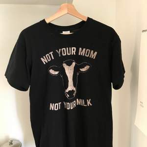 T-shirt med vegantryck! Frakt är inräknat i priset🌼