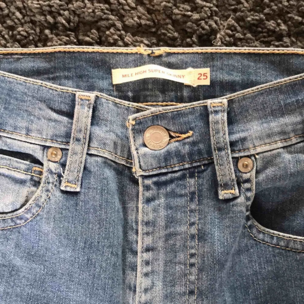 Super fina Levis jeans i typ nyskick. Säljer pga att jag köpte fel storlek...  Modellen är: mile high super skinny i storlek w25 (xs)  350:- inkl frakt! 👍🏽. Jeans & Byxor.