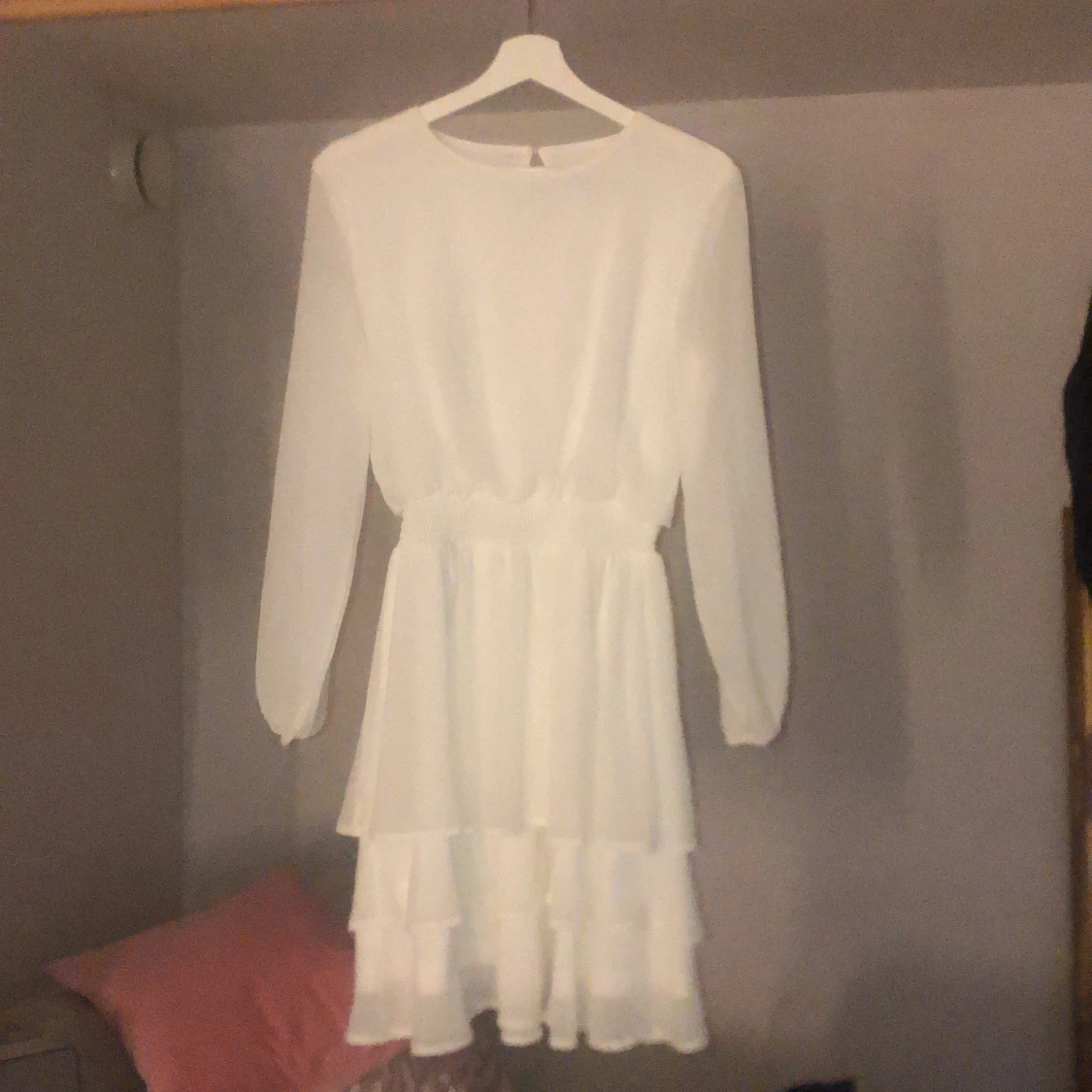 Vit volang klänning 
