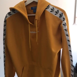 Adidas hoodie - Adidas hoodie storlek s. Bra skick, inga fläckar eller så. Frakt 100kr.