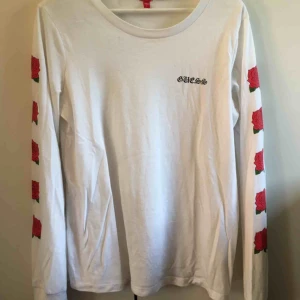 rosor - tröja med rosor på ärmarna, nästan aldrig använd 