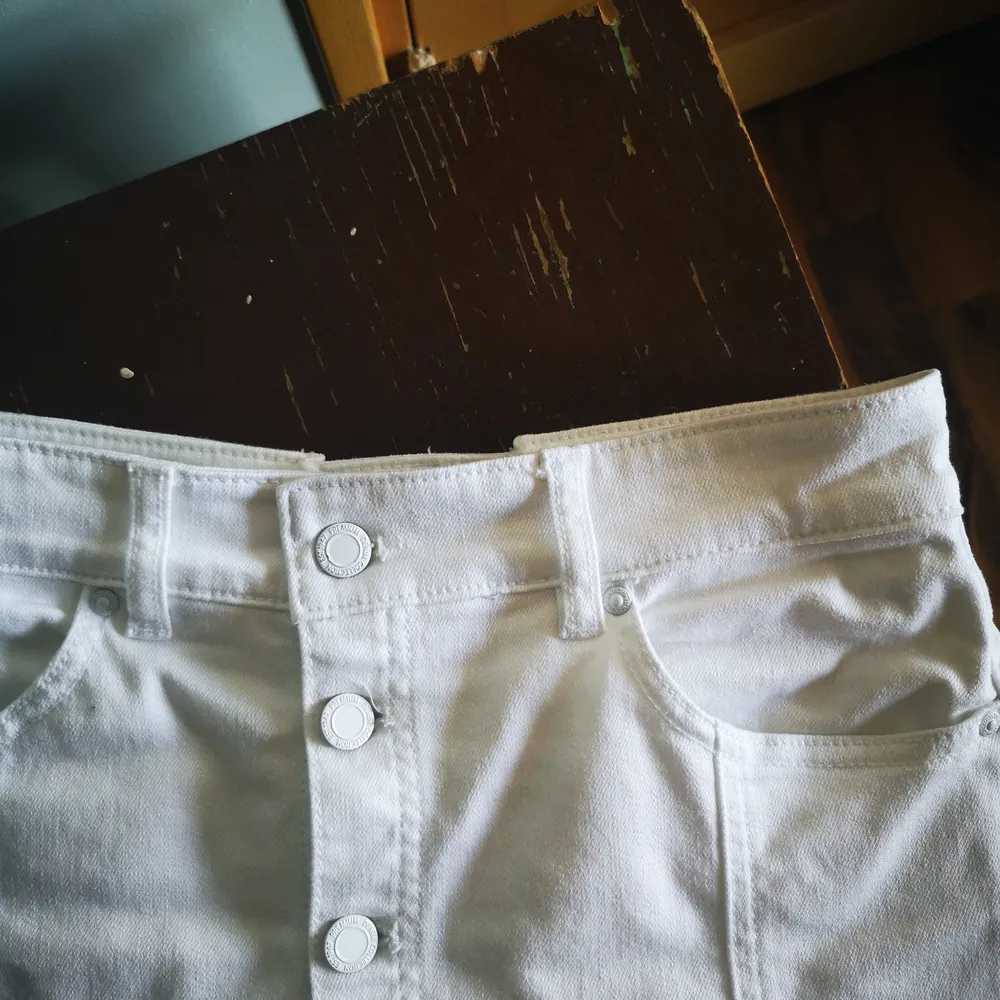 Lång vit kjol i stretchigt jeanstyg med knappar 🌼✨ Knappt använd (men kan ju behöva strykas). Frakt tillkommer! . Kjolar.