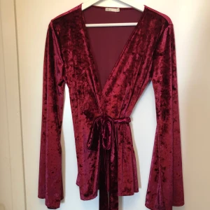 Sammetstopp med trumpetärm - Omlottopp i sammet med knytband i midjan och trumpetärmar. Aldrig använd!