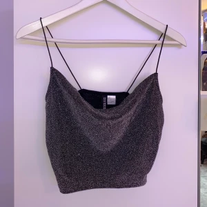 Festligt glittrigt linne - Storlek S. Köpte till nyår men kom inte till användning. Den går ungefär till naveln ❗️frakten ingår❗️