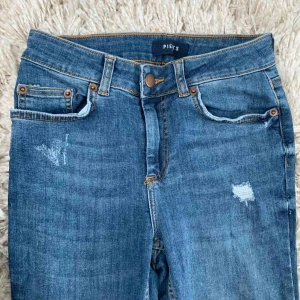  - Blåa jeans från Pieces i bra skick!  Frakt tillkommer! 