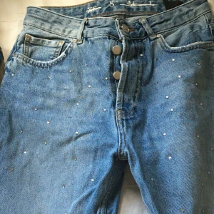 Jeans med diamanter✨✨✨ - Bra skick typ 2 diamanter har åkt av, 