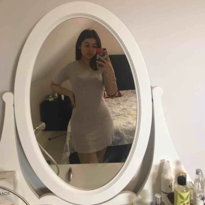  - Beige klänning! En väldigt casual beige klänning, nästan som en bodycon men bara lite lösare.  Den är jättebekväm och skön till sommaren 😊